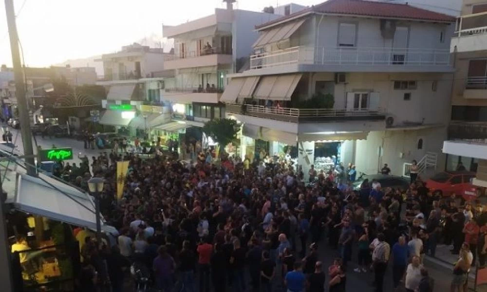Εκρηκτικό το κλίμα στο Τυμπάκι: Διαδηλωτές ζητούν την απέλαση των Πακιστανών